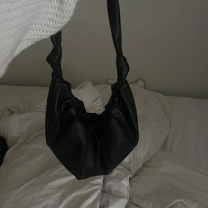 Handväska  - Superfin väska från Gina Tricot