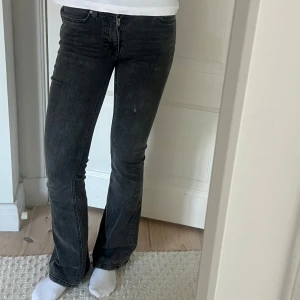 Grå low waist jeans - Säljer dessa grå low rise jeansen i strlk 32 då de ej kommer till användning!