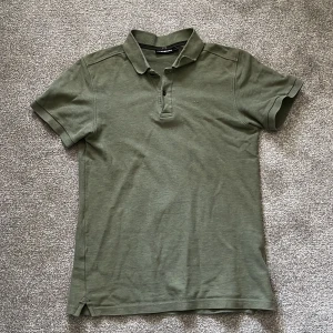 J lindeberg - Säljer nu min gröna j Lindeberg piké som är för liten för mig | Väldigt bra skick | Skulle säga att den sitter som Xs | Skriv om du har några funderingar😃