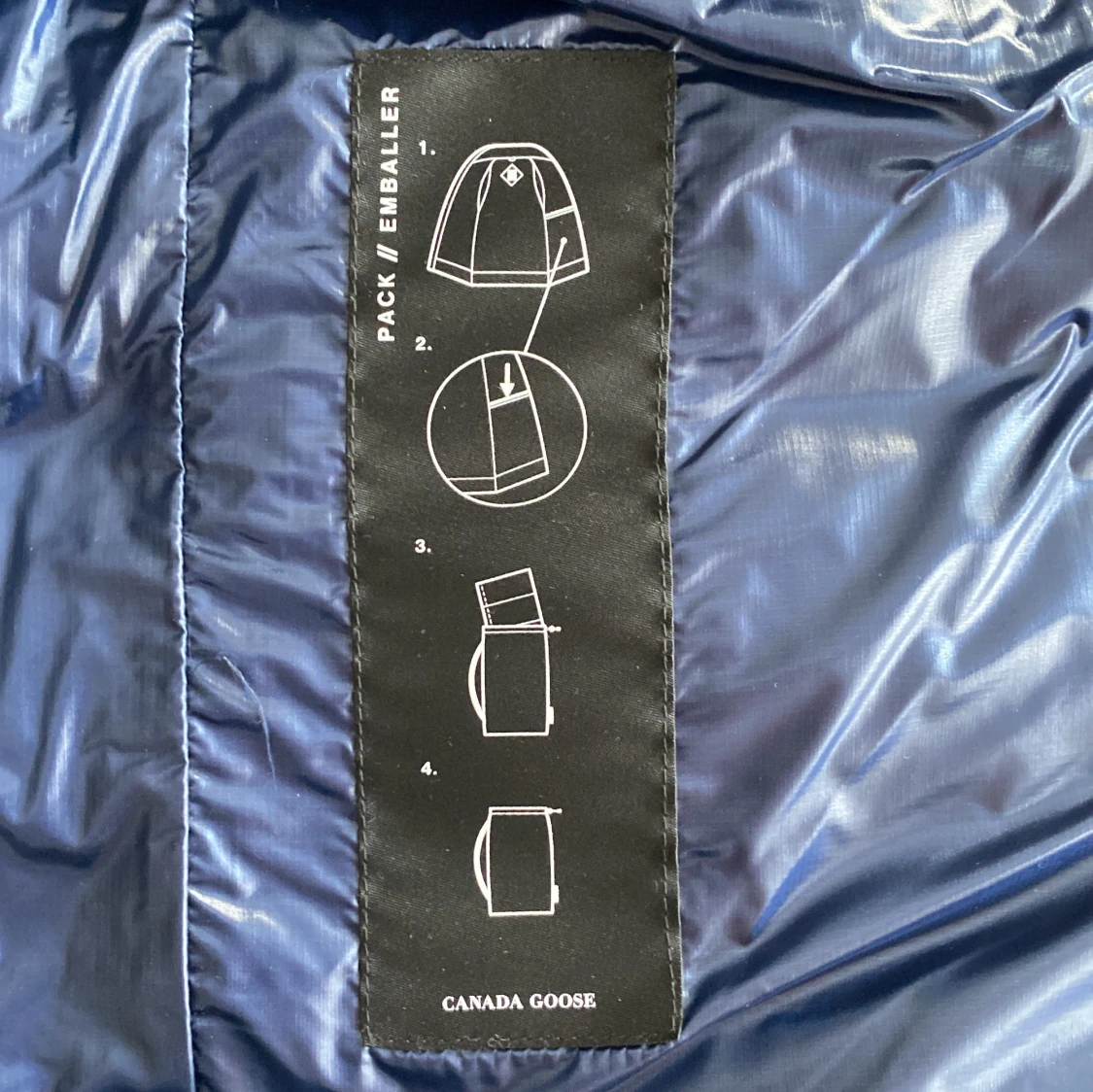 Canada Goose navy blue gloss down vest - 93