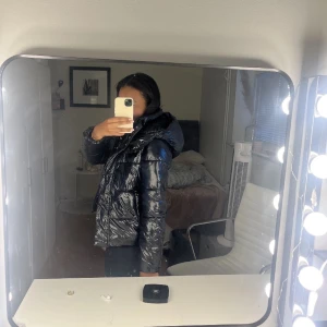 Pufferjacka  - Supersnygg pufferjacka från Calvin Klein. Säljer då jag köpt en ny vinterjacka💗💗superbra skick endast använd en vinter💗