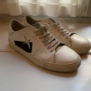 Axel arigato skor  - Feta Axel arigato skor i bra skick som ej tillverkas längre