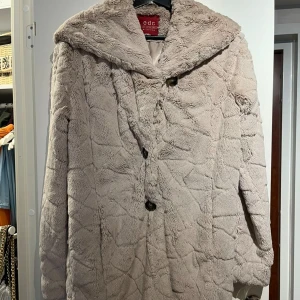 Pälsjacka  - Hel o fin jacka 