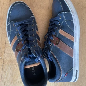 Sneakers från Muzzo  - Sneakers i stilren modell, knappt använda från Muzzo 