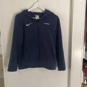 Säljer denna snygga mörkblå frankrike x nike tröja väldigt bra skick nypris 400kr storlek 147-158