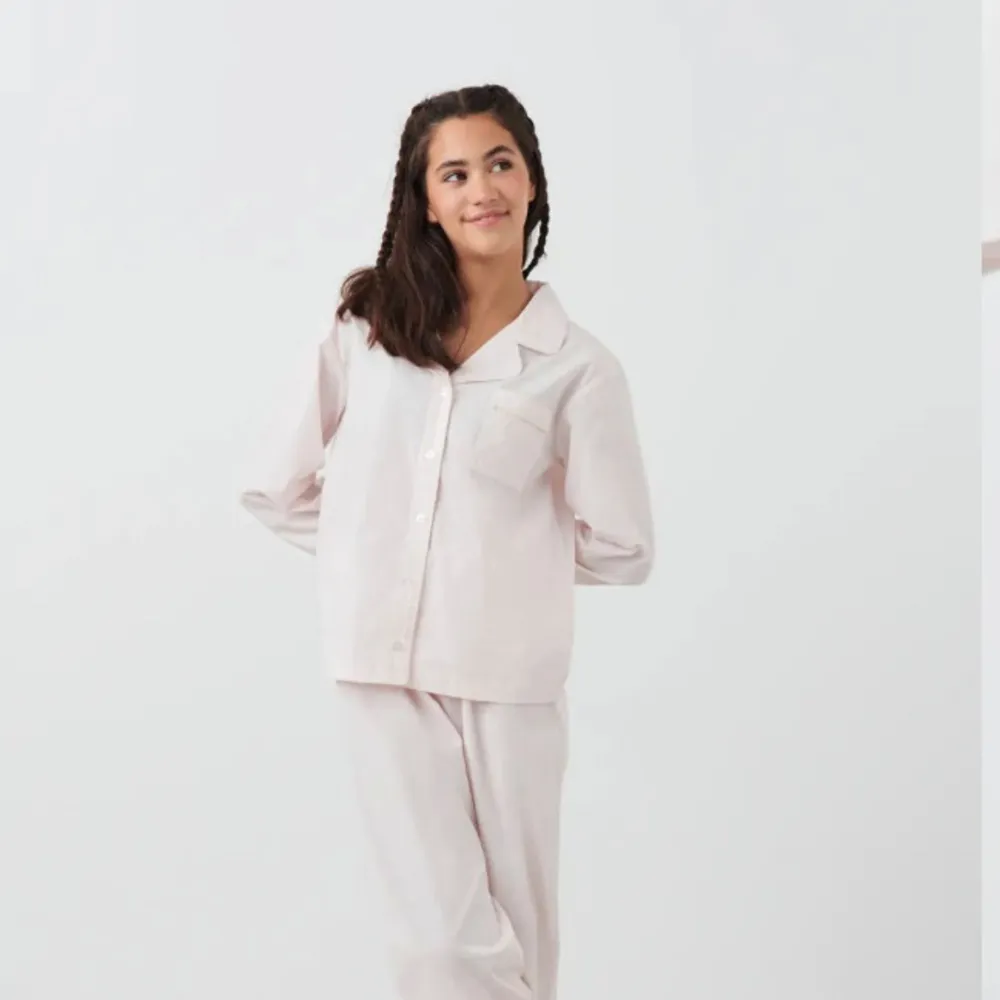 Säljer denna söta rosa randiga pyjamasen från Young Gina 💕skriv för egna bilder . T-paidat.