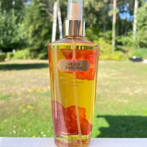 Vicroria’s Secret bodymist - En bodymist från Victoria’s Secret i doften ”Hello Darling” som aldrig blev använd 💛  Hello Darling doftar vit nektarin & pion 🤍🌺