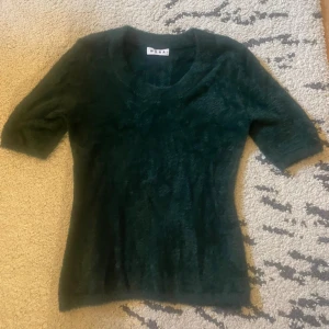 Grön stickad T-shirt  - Fårn Wera  Stolek M