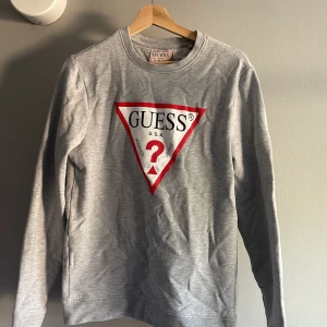 GUESS tjocktröja/sweatshirt - Storlek S slim fit, bra skick få användningar.