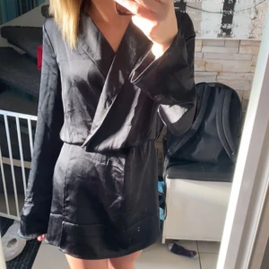 Satin klänning  - Satin klänning från bikbok, använd 1 gång. Kom privat för mer info.