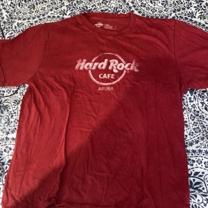 Hard Rock café t-shirt - Ganska bra skick, bara ett litet hål där nere som knappt syns. Köpt här på Plick o säljer för det mest var ett impulsköp och har aldrig använt 