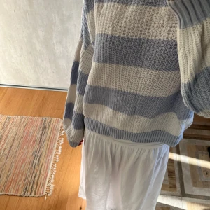 Superfin stickad tröja  - Blå och vit stickad tröja, har en tag som åkt av men ser annars inte särskilt använd ut❤️