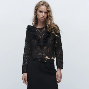 Spetstopp zara - Superfin topp i spets från zara. Storlek L men mer som en S skulle jag säga :) Lite kortare i passformen samt lite kortare armar. 