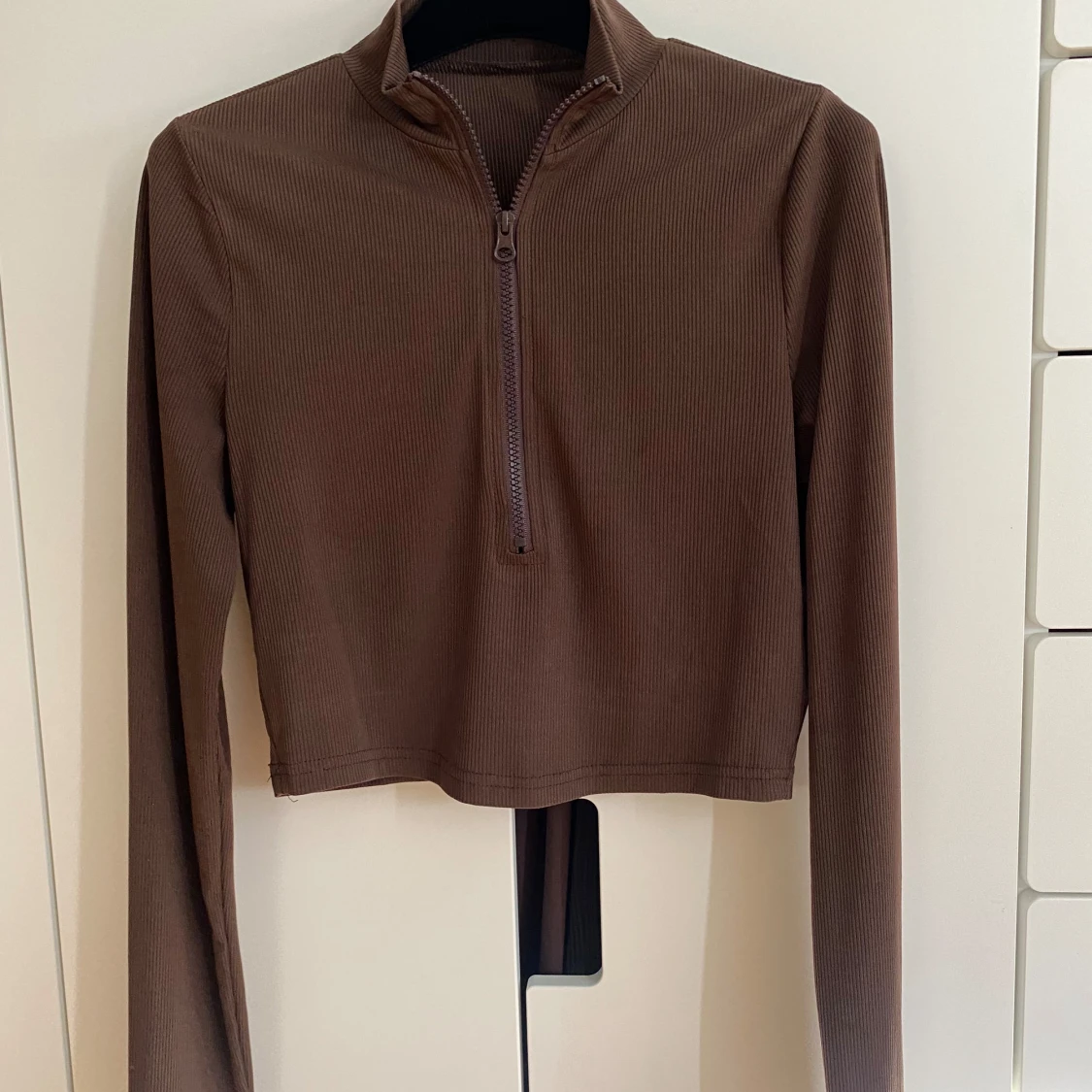 Brun kort topp med dragkedja