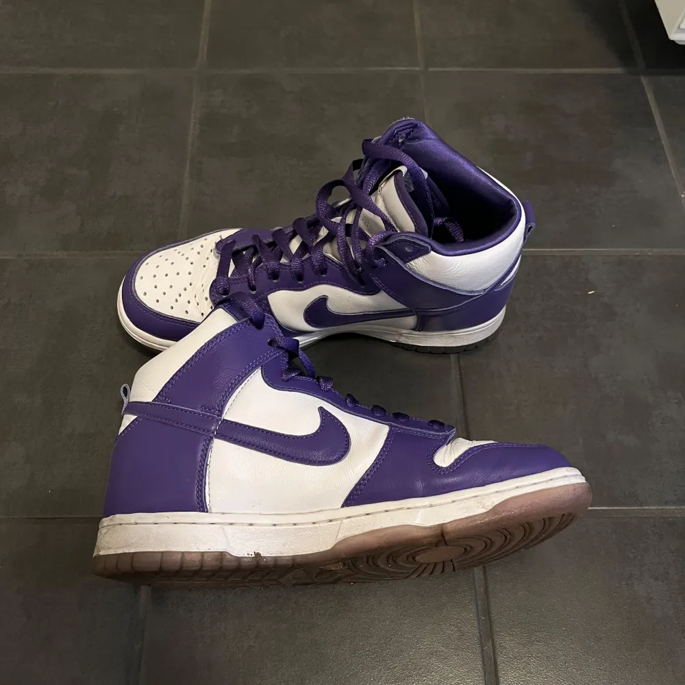 feta nike dunk high lila! köpa på plick för ett bra tag sen. använda en del men fortfarande i bra skick! . Skor.