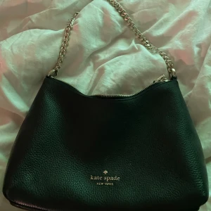 Kate spade väska - Fin kate spade väska. Köpt förra året i Frankrike. Nypris 3800kr, Knabbt använd❤️