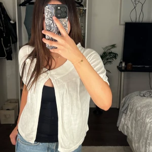 Vit Stickad Kofta - Säljer nu denna fina stickade koftan från Vero Moda. 💕 