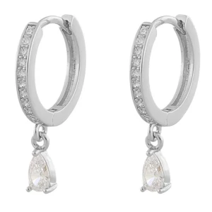 Silverörhängen med droppformad pärla - ‌Klassiska SNÖ of Sweden Camille örhängen är dekorerad med briljantslipade och droppformade kubisk zirkonia stenar. Nypris: 299kr Längd: 14,5 mm. Alla SNÖ of Sweden smycken är nickeltestade.  Material: silver pläterad mässing. Bild 2 är bara visning