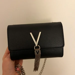 Valentiono väska  - En liten kedje väska som är väl använd en gamal favorit vet ej pris går att diskutera den är lite sliten i metallen men inget men direkt tänker på skriv gärna om du har frågor🫶🫶🫶