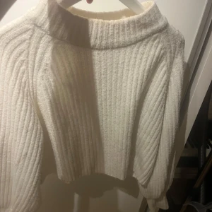 stickad tröja - Mysig och varm stickad tröja nu till hösten som tyvärr inte kommer till användning längre🥰 välanvänd och är i ett fint skick. Inga defekter. Svarar gärna på frågor eller visar fler bilder💕