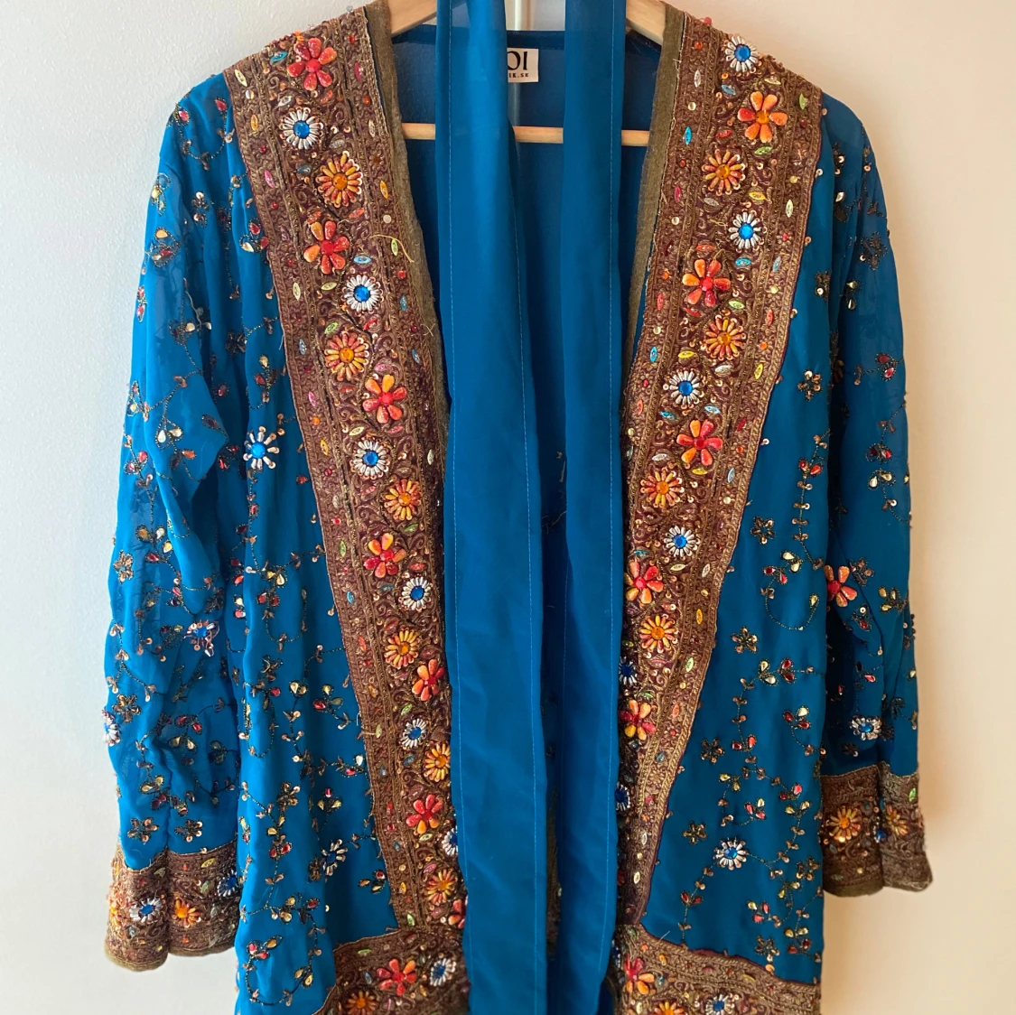 Vacker kimono med stenar och broderier