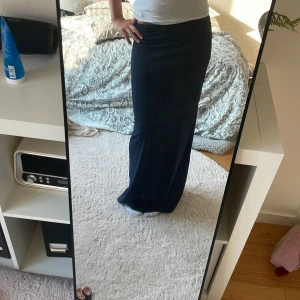 Tajt lång kjol - Super fin lång kjol från Gina änvänt en gång köpt för 400 säljer för den inte kommer till användning 