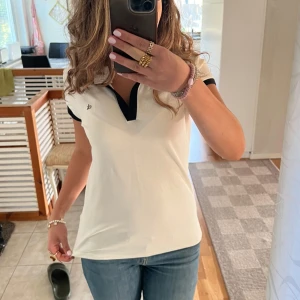 Calvin Klein Tröja - Fin tröja från Calvin Klein. Har aldrig haft på mig den och lappen finns kvar dvs den är helt oanvänd.