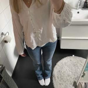 Säljer dessa populära bootcutjeans från zara, bara att skriva för fler bilder💗