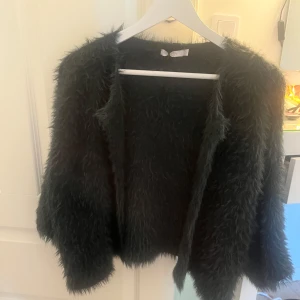 Super fin höst jacka - Säljer min absoluta favo jacka nu till hösten den är i storlek medium men sitter som en s/xs den är inte använd mycket så inga tänker på andvönding men skriv för fler bilder🥰🥰 