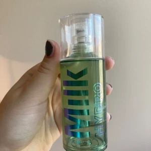 Milk hydro grip primer - Säljer min milk primer eftersom den inte kommer till användning. Finns ca halva burken kvar🩷