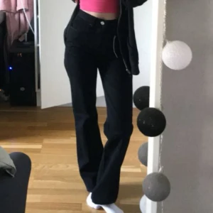 Svarta jeans  - Svarta jeans från asos i storlek 25/32, säljer då de är för småa. Köpte för 399kr och säljer nu för 200kr, de är i bra skick! 