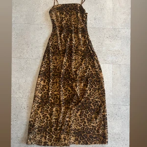 Lång leopard klänning  - Lång leopard klänning ifrån Bikbok.  Använd några gånger när jag var på semester.  Den är i storlek S  Det är inget fel med den och den 💞