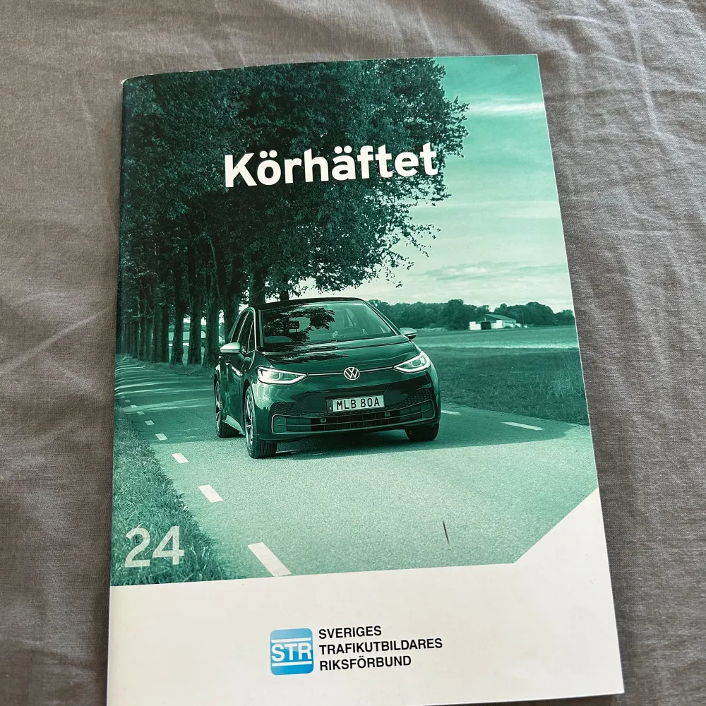 Säljer körkortsböcker. Alla dessa är helt oanvända och splitter nya. Dom är i perfekt skick   Bok 1 - Körkortsboken 150 kr  Bok 2 - Vägmärken 120 kr  Bok 3 - Körhäfte 150 kr  Bok 4 - AM- boken 150 kr . Övrigt.