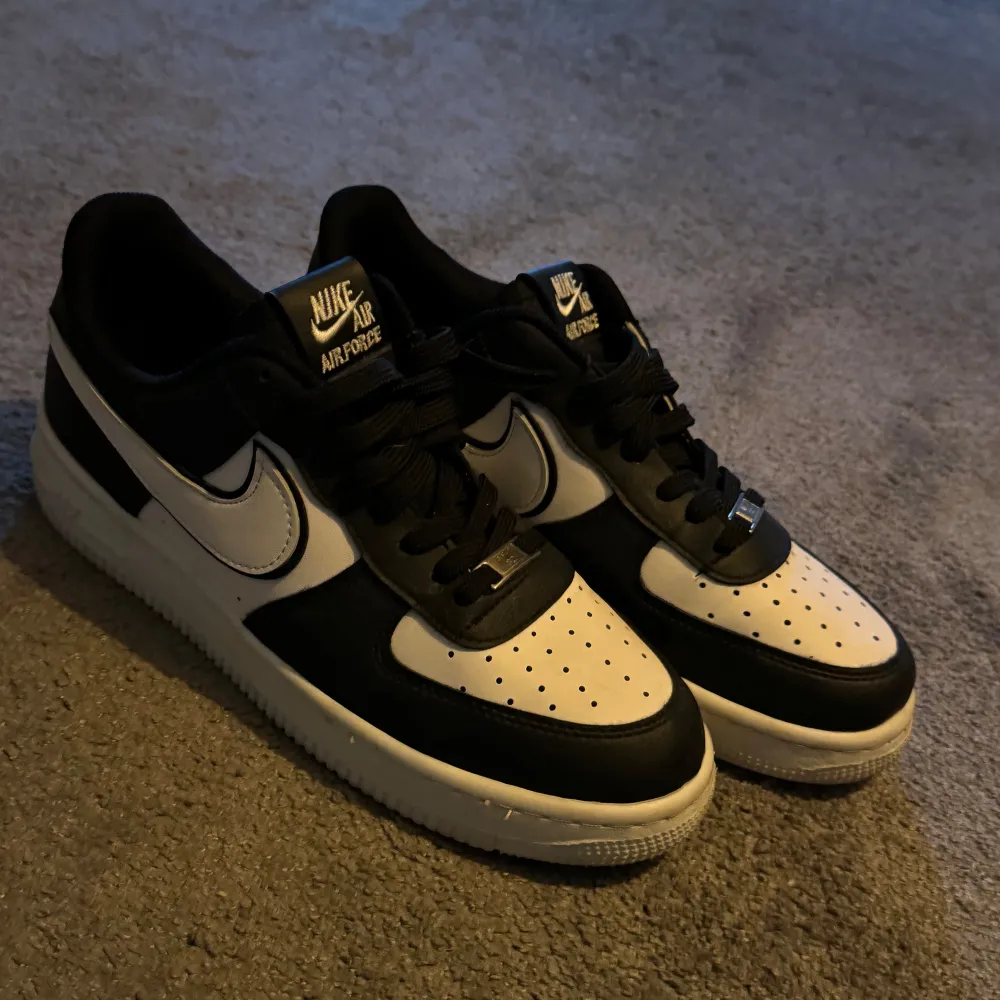 Säljer nu mina air force 1 som jag fick av mina föreldrar använt Max 5 gånger. Skick 10/10. Skor.