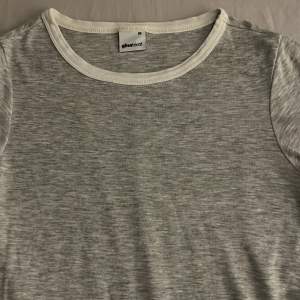 Säljer denna gråa basic t-shirten från Gina Tricot i storlek XS. Säljer då den är för liten. Använd ganska många gånger. Kom gärna med prisförslag🫶🏻