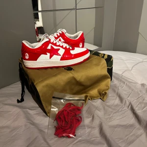 Röda Bape skor -  skicket på skorna är 9/10 låda, påse  och snören kommer med i köpet jag säljer skorna för att dom ligger i garderoben och jag tycker att någon annan ska använda dom istället.