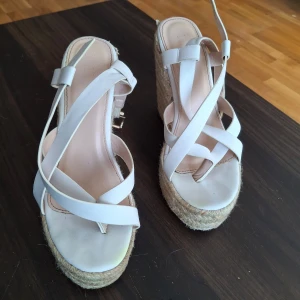 Sommar klackar  - Fina kilklackar, väl använda men i bra skick 