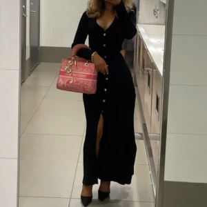 Stickad långklänning guldknappar  - Stickad klänning med guldknappar från Zara i storlek 34. Omsydd. 