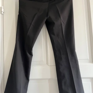 Svarta kostymbyxor från BikBok - Säljer ett par svarta lågmidjade kostymbyxor från BikBok. De är bootcut. Köpta för 499kr och är i topp sick💕