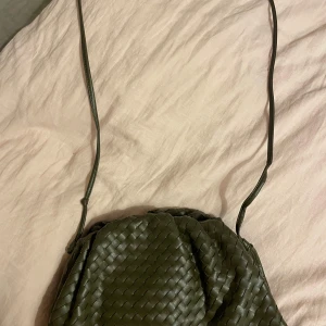 Flätad väska  - Såå snygg väska från Jackie i läder ❣️ Använd fåtal gånger, nypris ca 3000❤️❤️