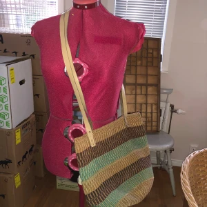 Väska - Bra skick. Strandväder med läderremmar