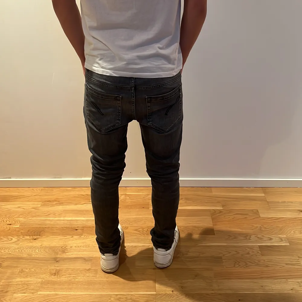 Tja säljer dessa jeans till ett bra pris pågrund av att de ej används längre|de e som nya dvs inga defekter|vid minsta fråga så e de bara att skriva| modelen på jenas är George och modelen på bilden är 172. Jeans & Byxor.