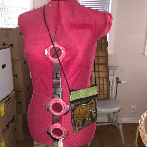 Väska med elefant - Bra skick. Liten tygväska med en paljettelefant på. Två stycken fack som stängs med dragkedja 