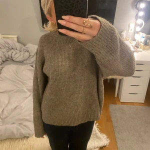 Stickad tröja - Fin brun stickad tröja ifrån hm, köpt för 249💗 helt oanvänd nyskick! Skriv för fler frågor💗