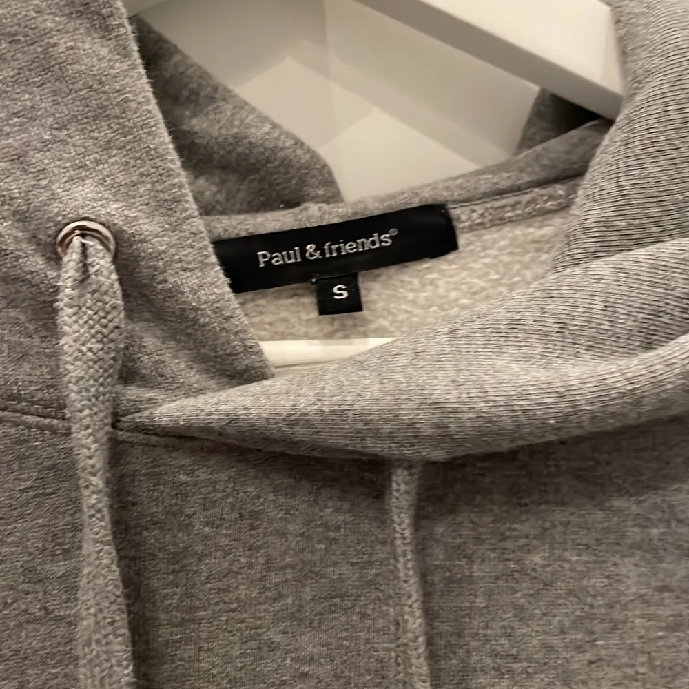 riktigt najs tjocktröja köpt på Nk för 1500 ish, bra passform passar runt 175 och är ritkigt bra kvalitet. Hoodies.