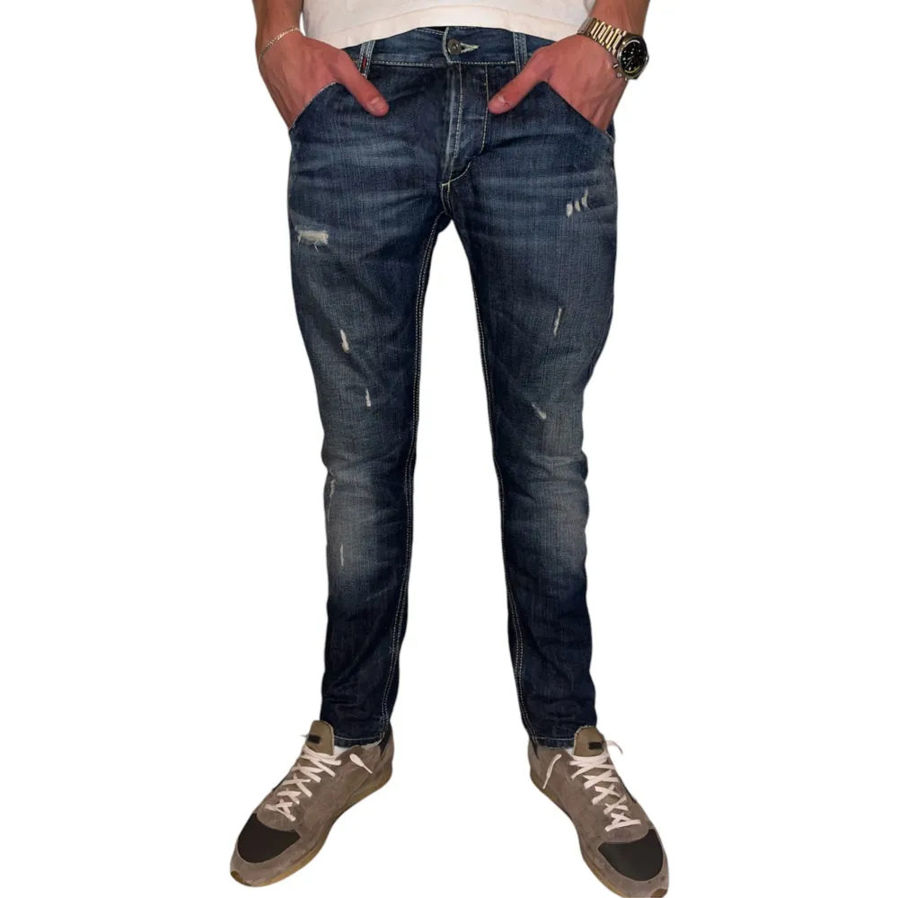 Säljer dessa asfeta Dondup jeans i passform slimfit, i färgen marinblå/mörkblå. Storlek W31. Skick 9/10. Modellen är 189 och 73 kg. Dessa passar någon med lite smalare midja och höfter och någon runt 180. Skriv för fler frågor eller funderingar!. Jeans & Byxor.