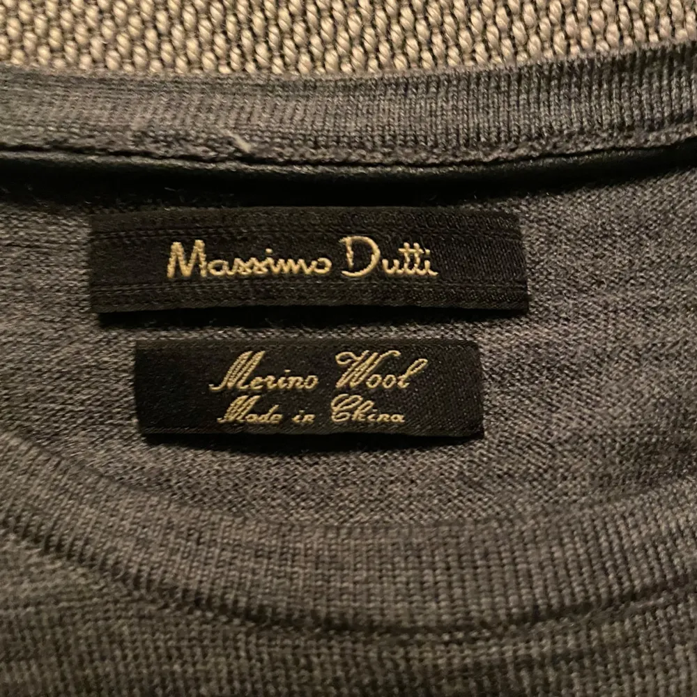 Stört skön Massimo dutti tröja med äkta merinoull, tröjan är perfekt för dig som vill ha en snygg varm och skön tröja t hösten/ vintern. Skick på tröjan är 9/10. Jag säljer tröjan endast för att den är för liten tröjan är storlek M men den passar S . Tröjor & Koftor.