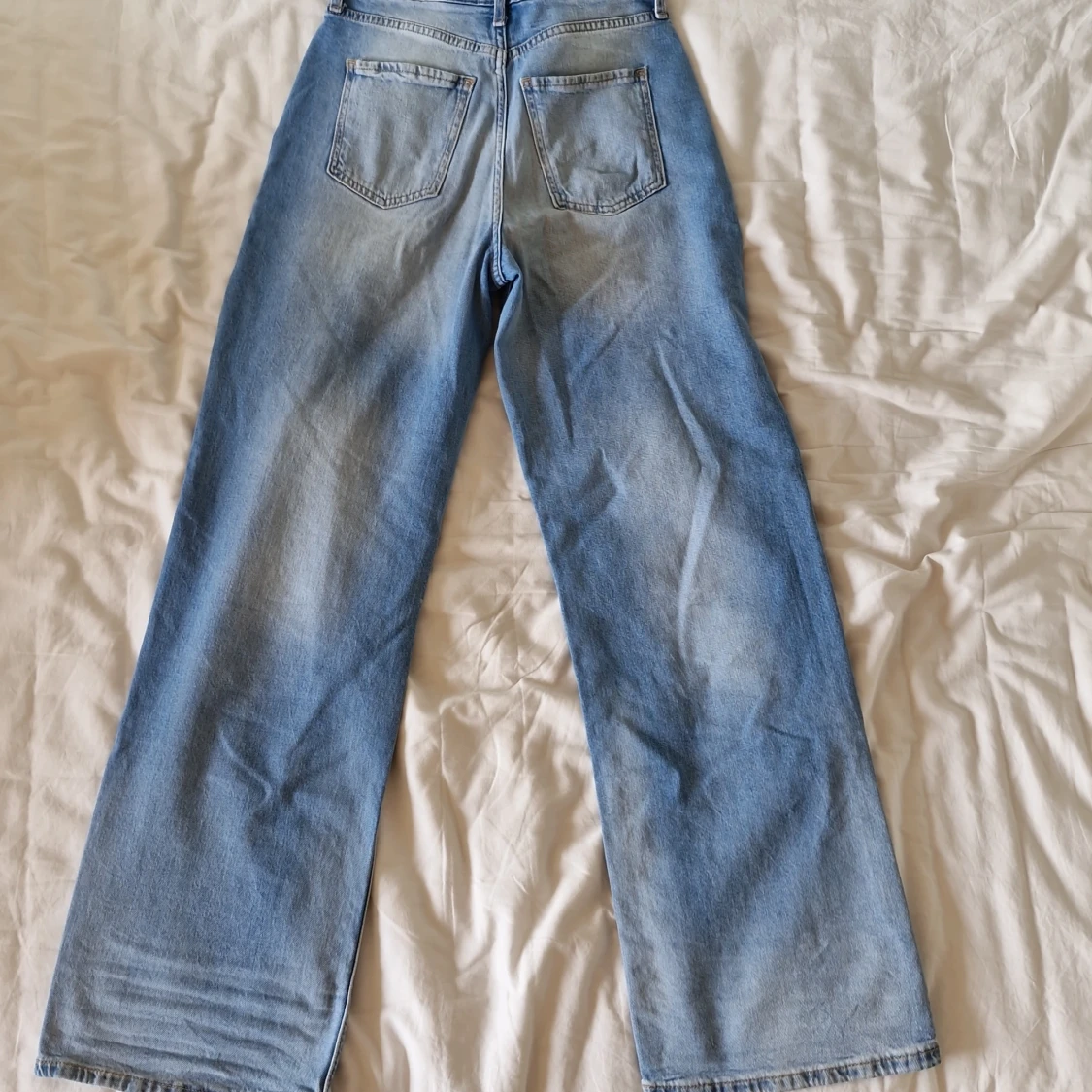 Blå jeans med normalhög midja från H&M - 90