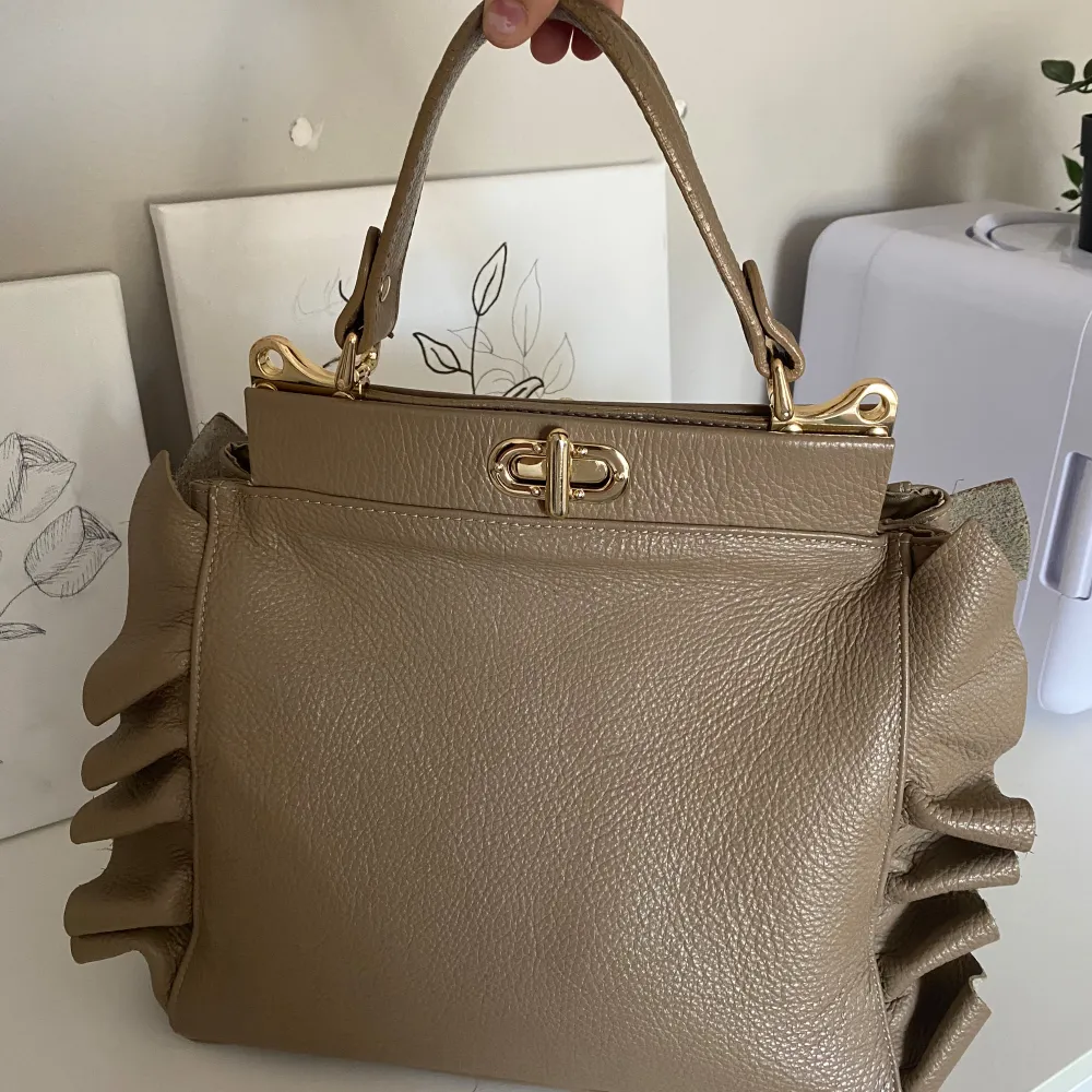 En supergullig väska från märket SANTINI💗 Köpt för 1250 kr i Italien. Perfekt för att ha till skolan💕 priset går att diskuteras!. Laukut & Käsilaukut.