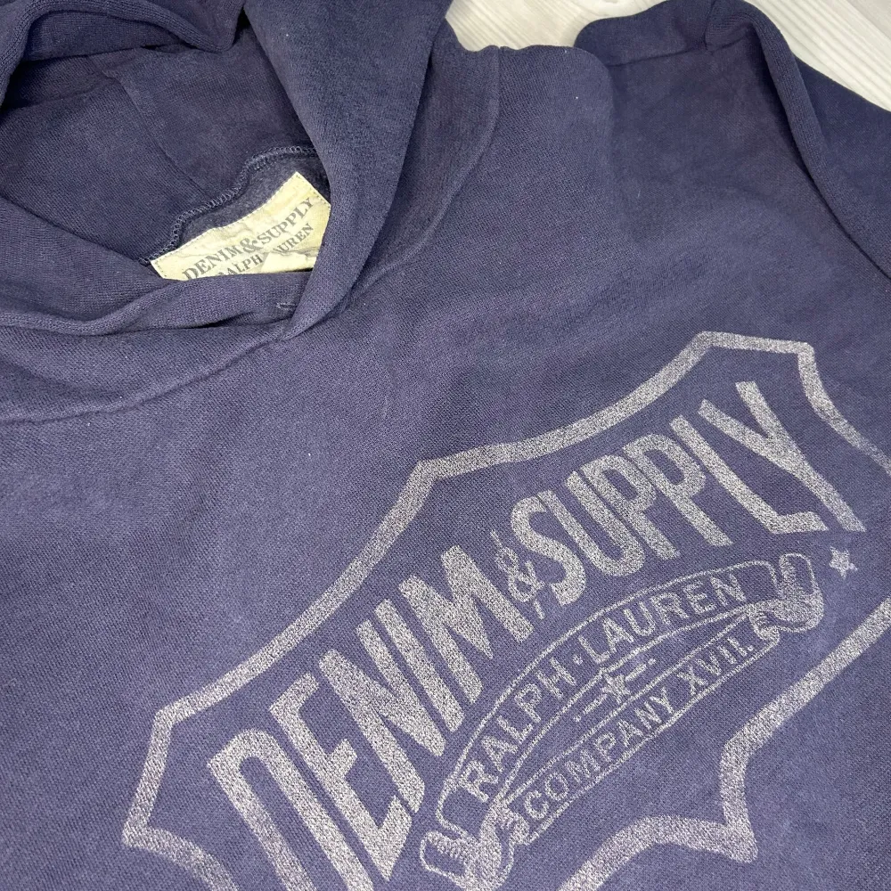 Tja säljer nu denna blåa hoodien från Ralph Lauren:Denim & supply i strl M för endast 999kr! Pris är ej hugget i sten, hör av er i dm vid funderingar!. Hoodies.